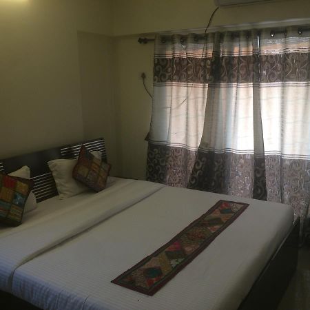 Poonam Hieghts Bed and Breakfast Mumbai  Buitenkant foto
