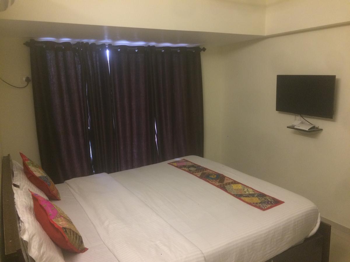 Poonam Hieghts Bed and Breakfast Mumbai  Buitenkant foto