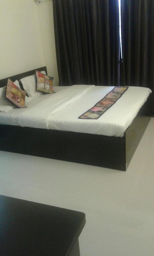 Poonam Hieghts Bed and Breakfast Mumbai  Buitenkant foto