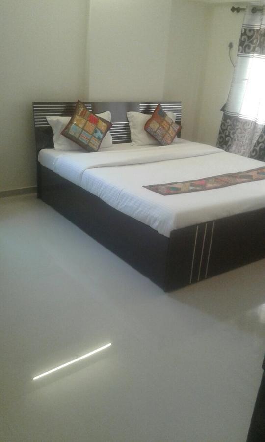 Poonam Hieghts Bed and Breakfast Mumbai  Buitenkant foto