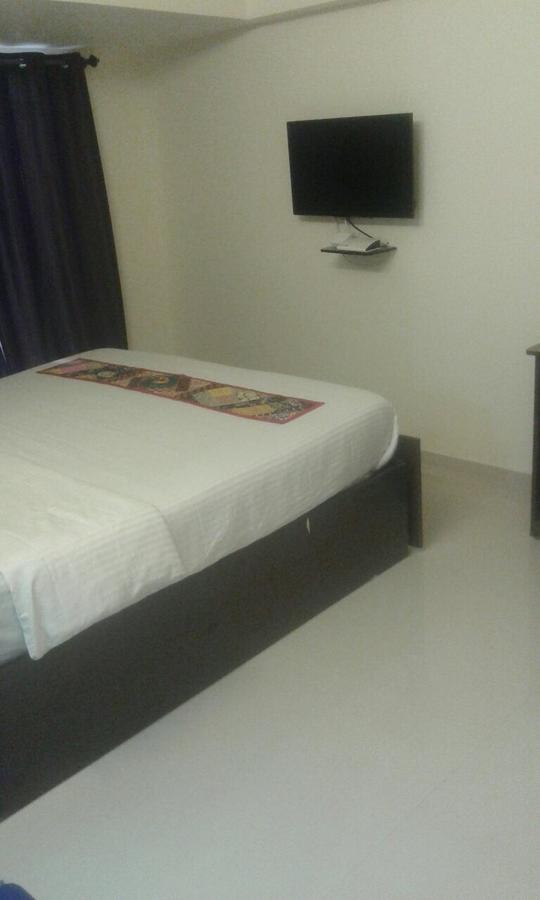 Poonam Hieghts Bed and Breakfast Mumbai  Buitenkant foto