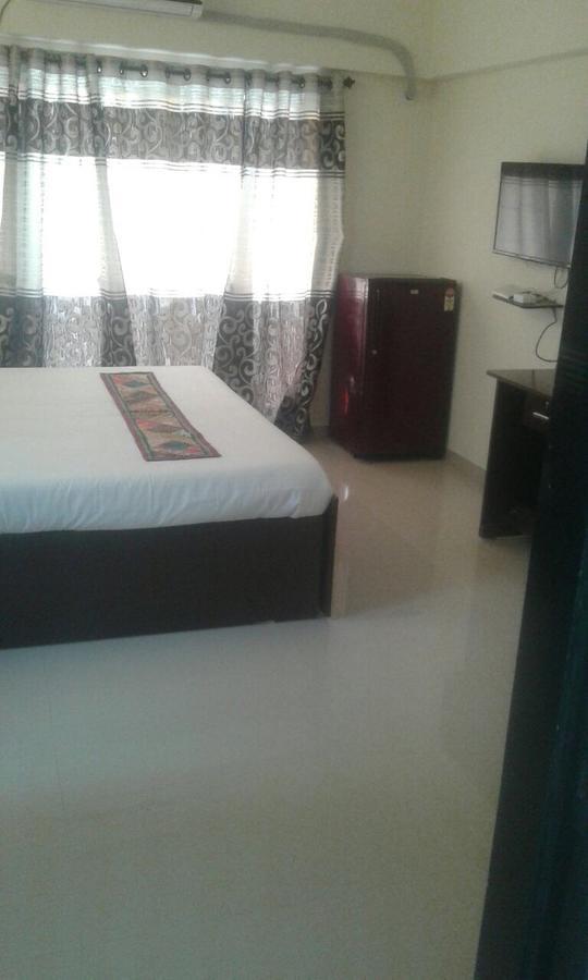 Poonam Hieghts Bed and Breakfast Mumbai  Buitenkant foto