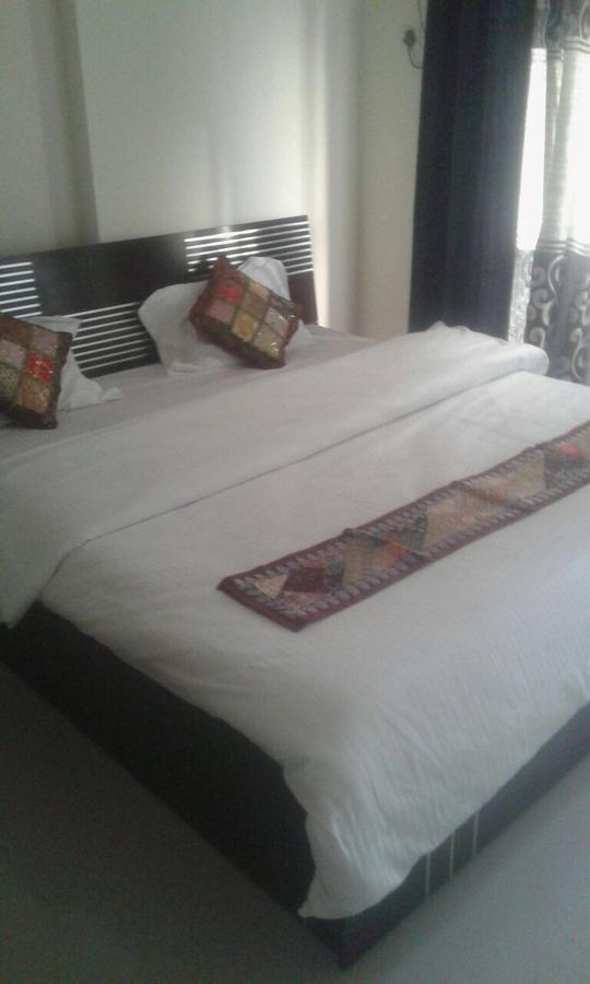Poonam Hieghts Bed and Breakfast Mumbai  Buitenkant foto