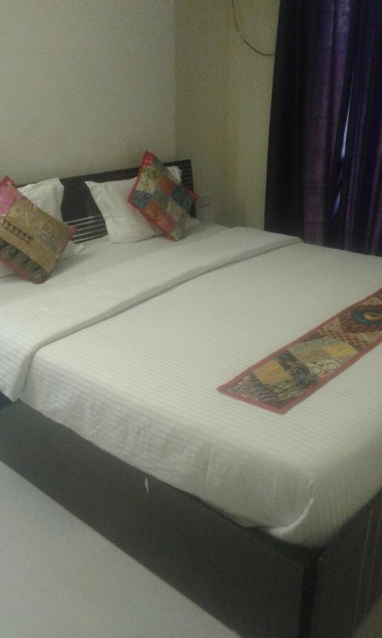 Poonam Hieghts Bed and Breakfast Mumbai  Buitenkant foto